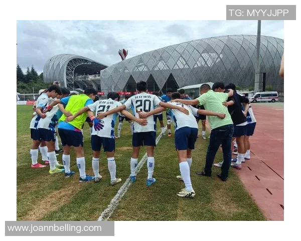 足球明星接受队友亲密采访展现友谊与默契的温馨瞬间